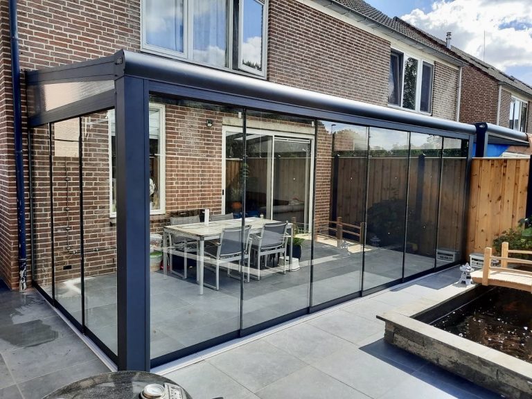 Antraciet aluminium veranda aan een woning
